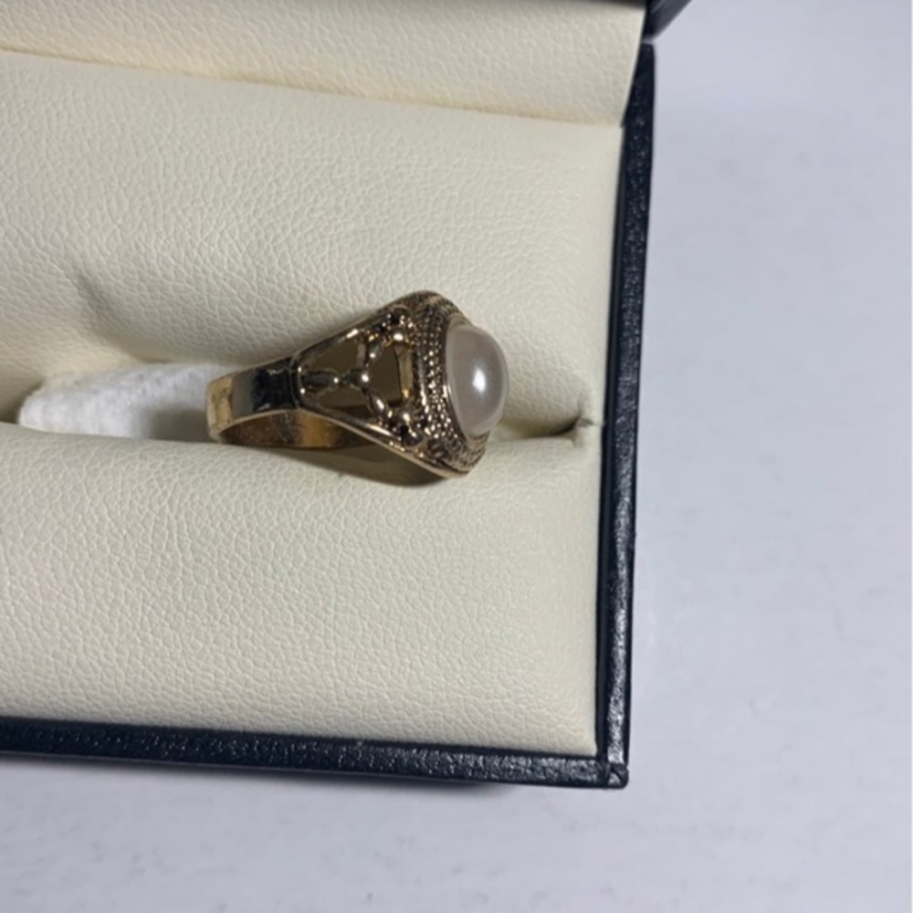 Ring 8.5 - Picture 2 of 3